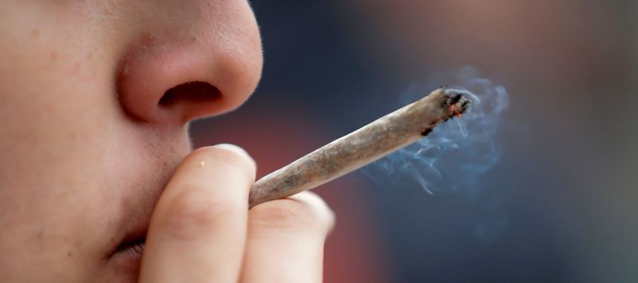 Imagen de archivo de una persona fumando un porro Imagen de archivo de una persona fumando un porro