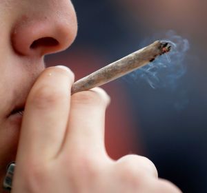 Imagen de archivo de una persona fumando un porro Imagen de archivo de una persona fumando un porro
