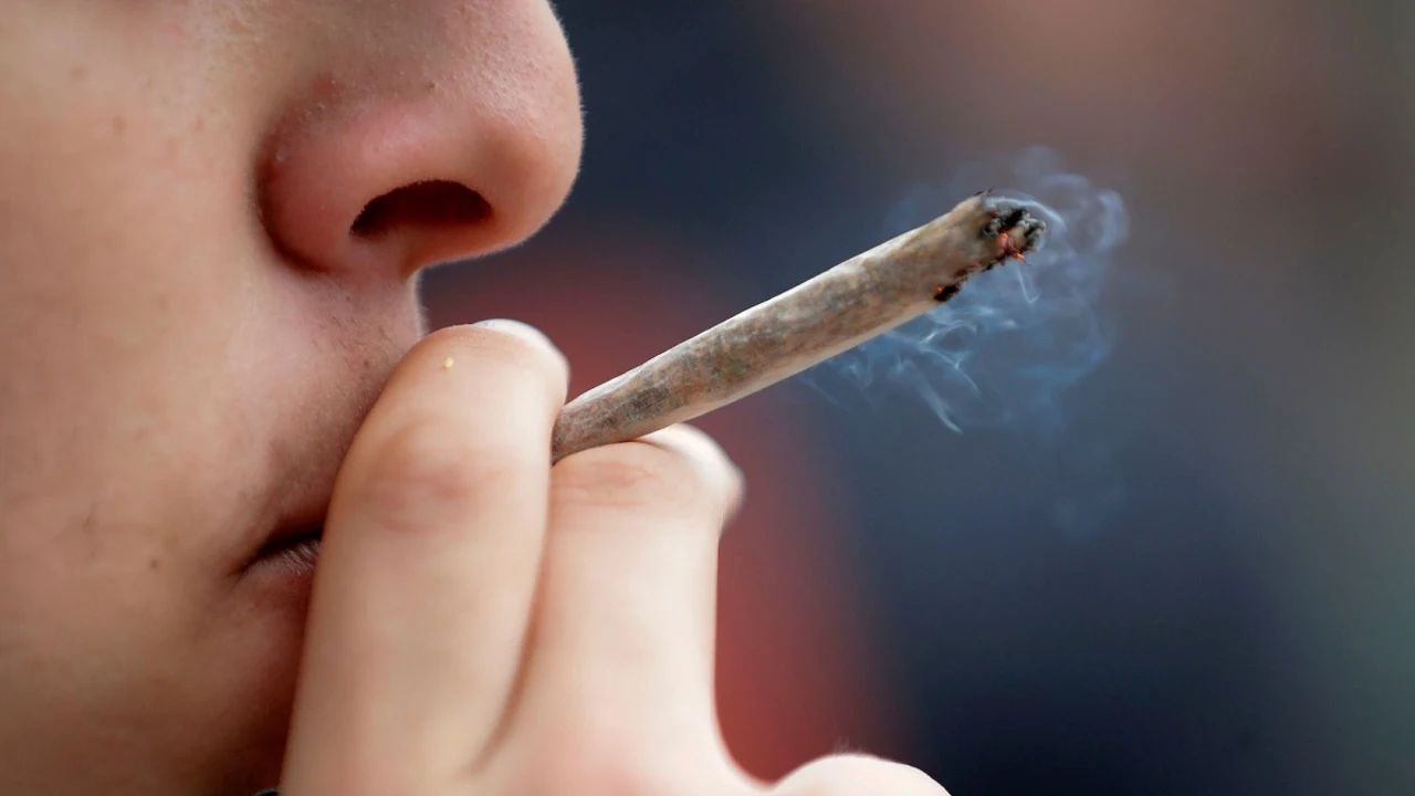 Imagen de archivo de una persona fumando un porro