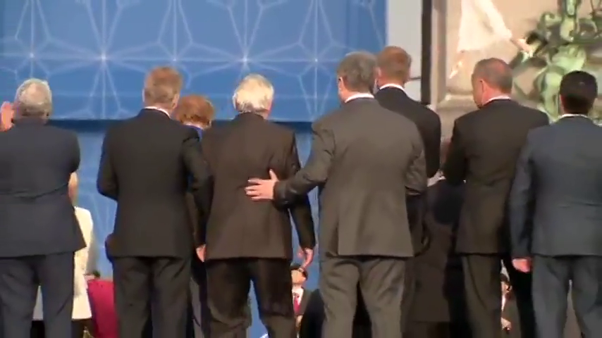 ¿Qué le pasa a Juncker? Su extraño comportamiento en la cumbre de la OTAN desata la polémica ¿Qué le pasa a Juncker? Su extraño comportamiento en la cumbre de la OTAN desata la polémica
