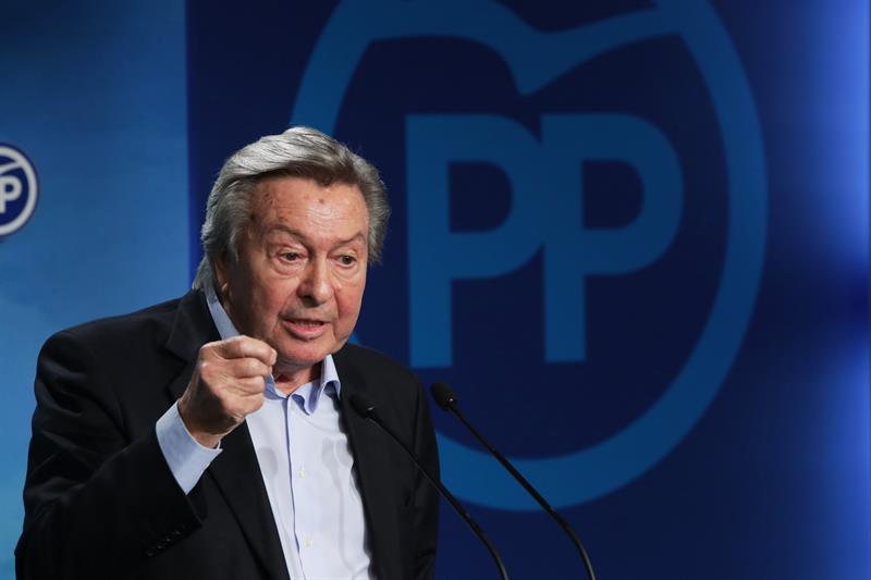 Luis de Grandes recuerda que Aznar renunció a ser presidente de honor y ha tratado con "desdén" al PP Luis de Grandes recuerda que Aznar renunció a ser presidente de honor y ha tratado con "desdén" al PP