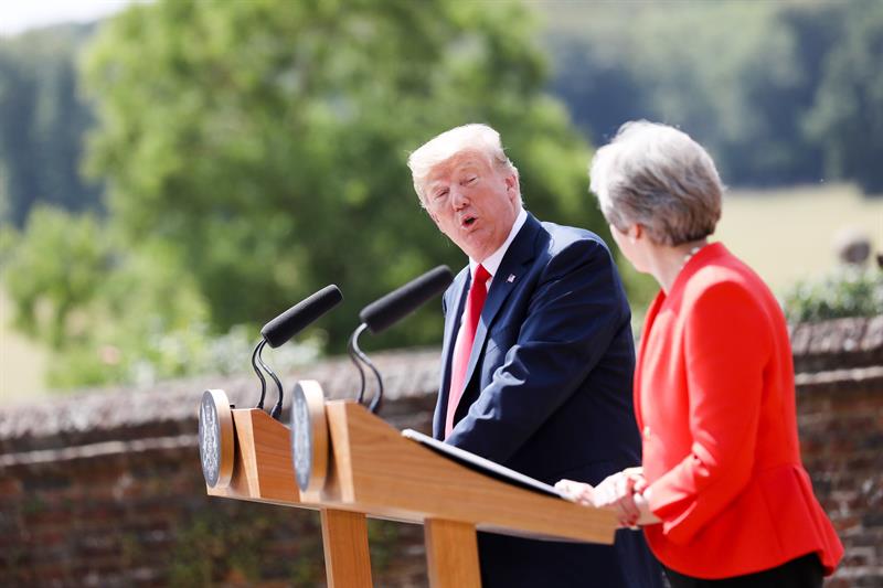 Trump pide perdón a May por criticarla en una entrevista y dice que es una mujer "excelente" Trump pide perdón a May por criticarla en una entrevista y dice que es una mujer "excelente"