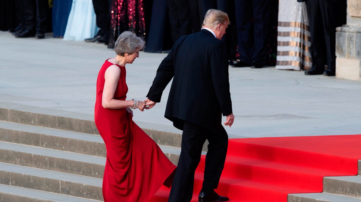 Trump advierte a May de que no habrá acuerdo comercial si continua con el Brexit Trump advierte a May de que no habrá acuerdo comercial si continua con el Brexit