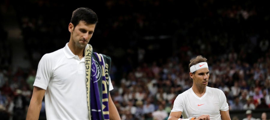 Djokovic y Nadal, en el pista central de Wimbledon Djokovic y Nadal, en el pista central de Wimbledon