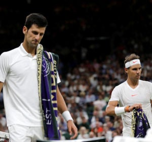 Djokovic y Nadal, en el pista central de Wimbledon Djokovic y Nadal, en el pista central de Wimbledon