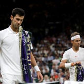 Djokovic y Nadal, en el pista central de Wimbledon