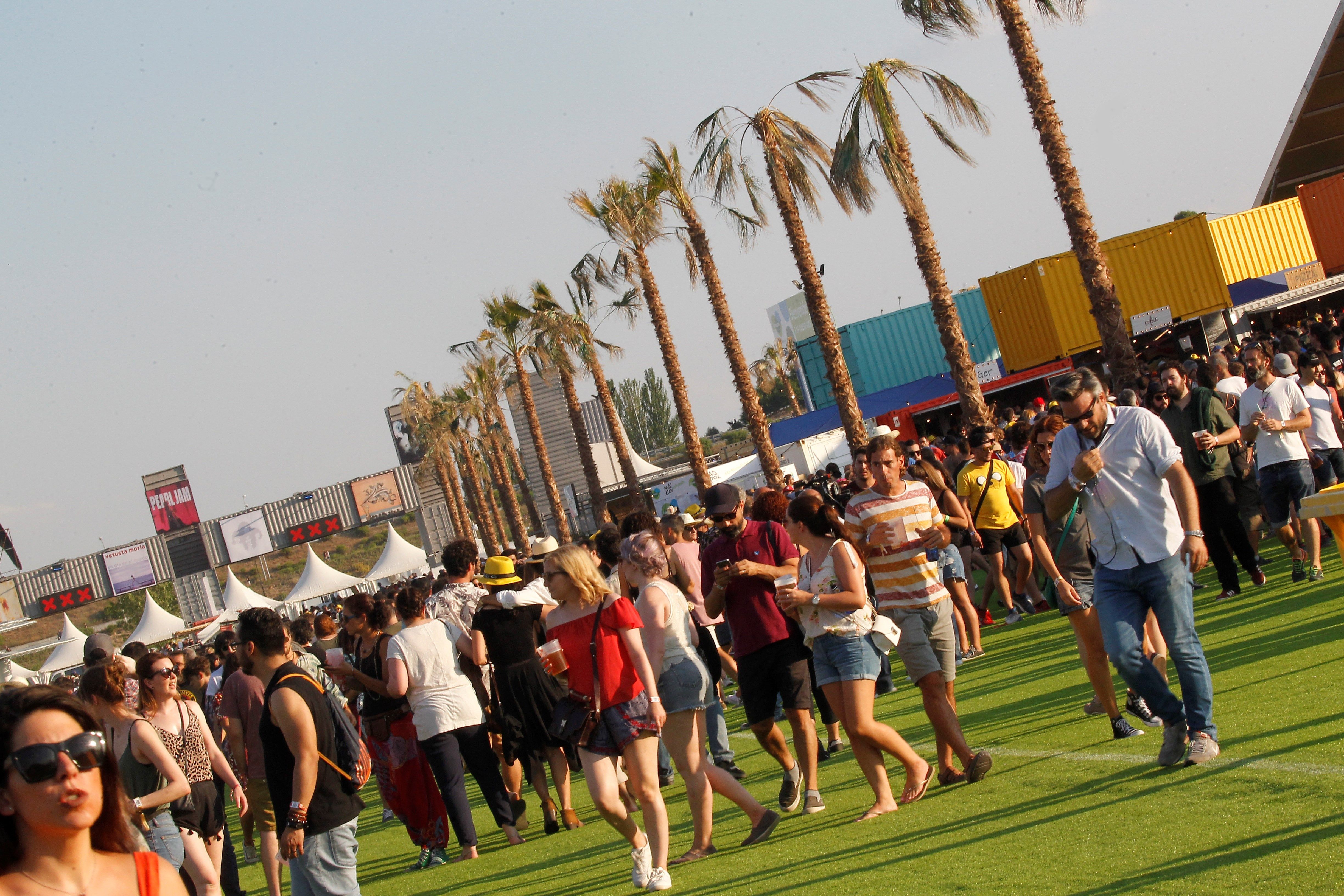 El autobús lanzadera del Mad Cool, sin pasajeros, queda suspendido de un puente en la M11 El autobús lanzadera del Mad Cool, sin pasajeros, queda suspendido de un puente en la M11