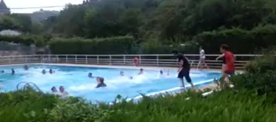 El gesto solidario en las piscinas de Salinas de Añana El gesto solidario en las piscinas de Salinas de Añana