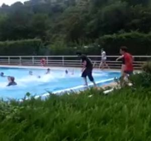 El gesto solidario en las piscinas de Salinas de Añana El gesto solidario en las piscinas de Salinas de Añana