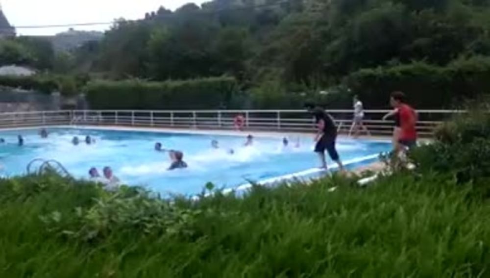 El gesto solidario en las piscinas de Salinas de Añana