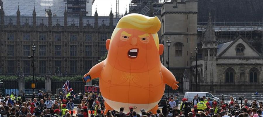 El globo del "bebé Trump" se alza frente al Parlamento de Londres. El globo del "bebé Trump" se alza frente al Parlamento de Londres.