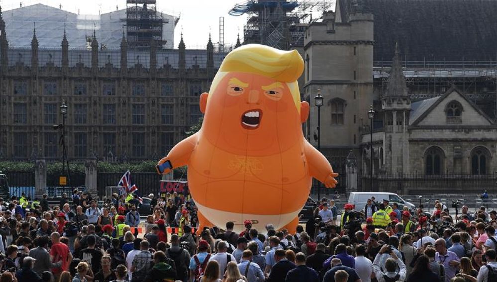El globo del "bebé Trump" se alza frente al Parlamento de Londres.