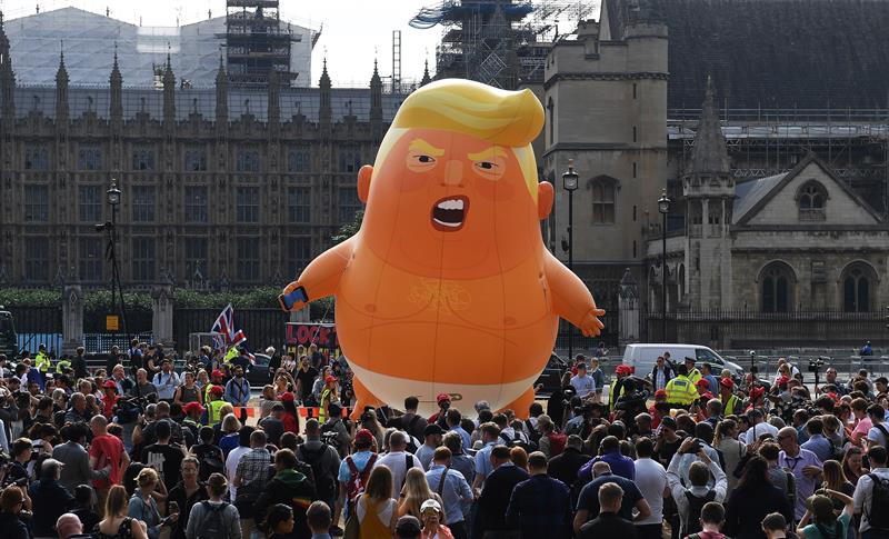 El globo del "bebé Trump" en pañales se alza frente al Parlamento de Londres El globo del "bebé Trump" en pañales se alza frente al Parlamento de Londres