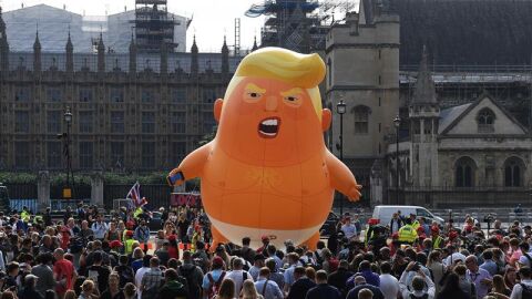 El globo del "beb&eacute; Trump" se alza frente al Parlamento de Londres.