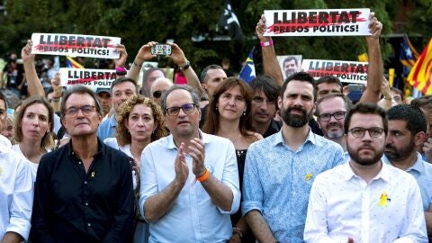 El expresidente de la Generalitat Artur Mas, el presidente Quim Torra, el presidente del Parlamento de Catalu&ntilde;a, Roger Torrent, y el vicepresidente y consejero de Econom&iacute;a, Pere Aragon&eacute;s