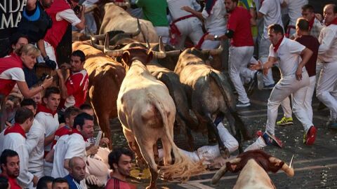 Los toros de la ganader&iacute;a sevillana de Miura entran en la Plaza del Ayuntamiento de Pamplona durante el octavo y &uacute;ltimo encierro de los Sanfermines 2018.