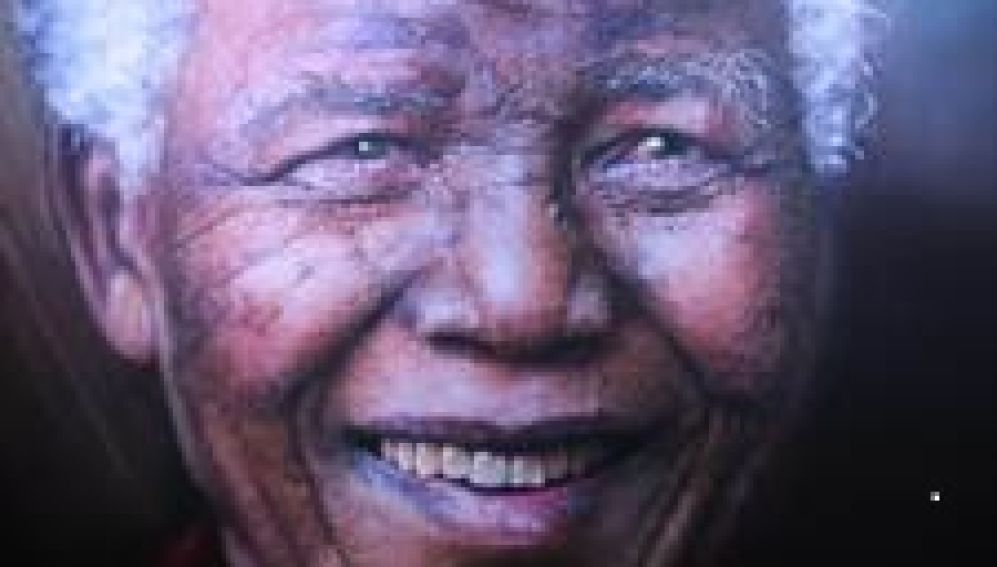 Retrato hiperrealista del fallecido político sudafricano Nelson Mandela