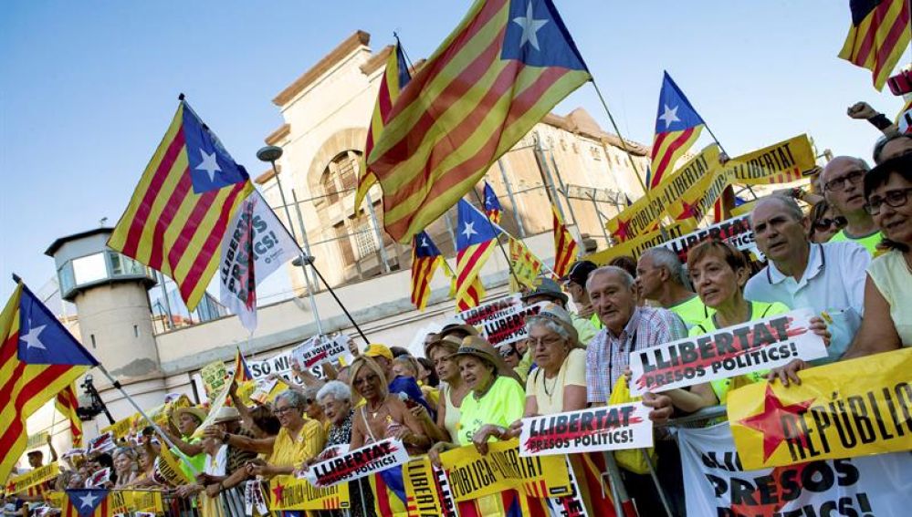 Manifestación organizada por ANC, Òmnium Cultural y la Asociación Catalana de Derechos Civiles (ACDC) que, bajo el lema "Ni prisión ni exilio"