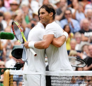 Nadal se abraza con Djokovic Nadal se abraza con Djokovic