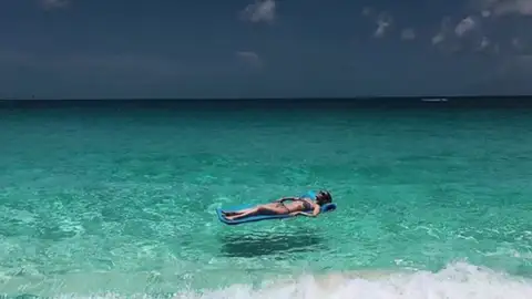 Las redes se ceban con De Gea por este posado de Edurne 'levitando' en la playa Las redes se ceban con De Gea por este posado de Edurne 'levitando' en la playa