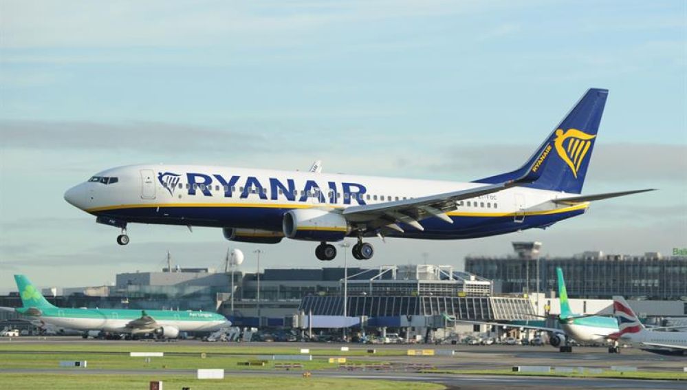 Pasajeros de un avión de Ryanair. 