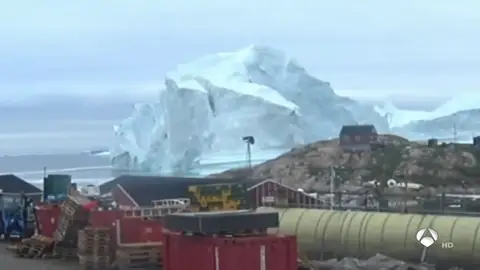 Alertan de un posible tsunami en Groenlandia tras la rotura de un enorme iceberg Alertan de un posible tsunami en Groenlandia tras la rotura de un enorme iceberg