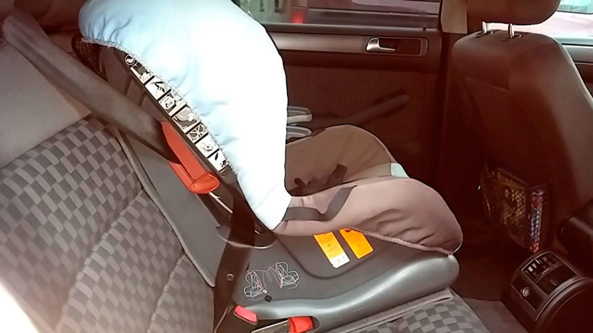Imagen de archivo de una silla de bebé en un coche