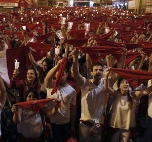 Decenas de personas entonan el 'Pobre de mí' en Pamplona Decenas de personas entonan el 'Pobre de mí' en Pamplona
