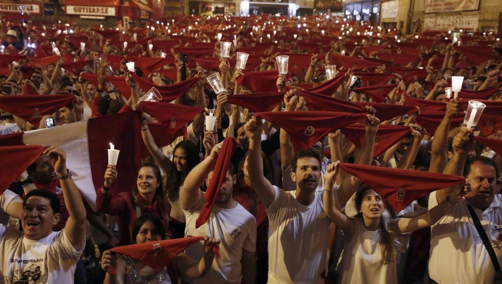 Decenas de personas entonan el 'Pobre de mí' en Pamplona