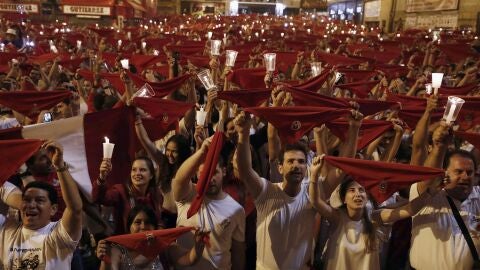Decenas de personas entonan el 'Pobre de m&iacute;' en Pamplona