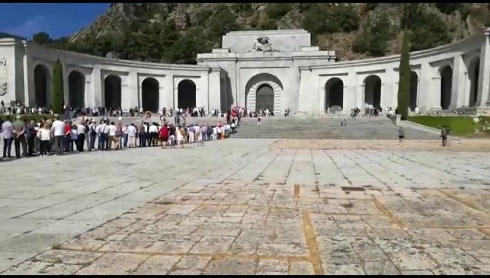 Miles de personas protestan en el Valle de los Caídos contra la intención del Gobierno de exhumar los restos de Franco