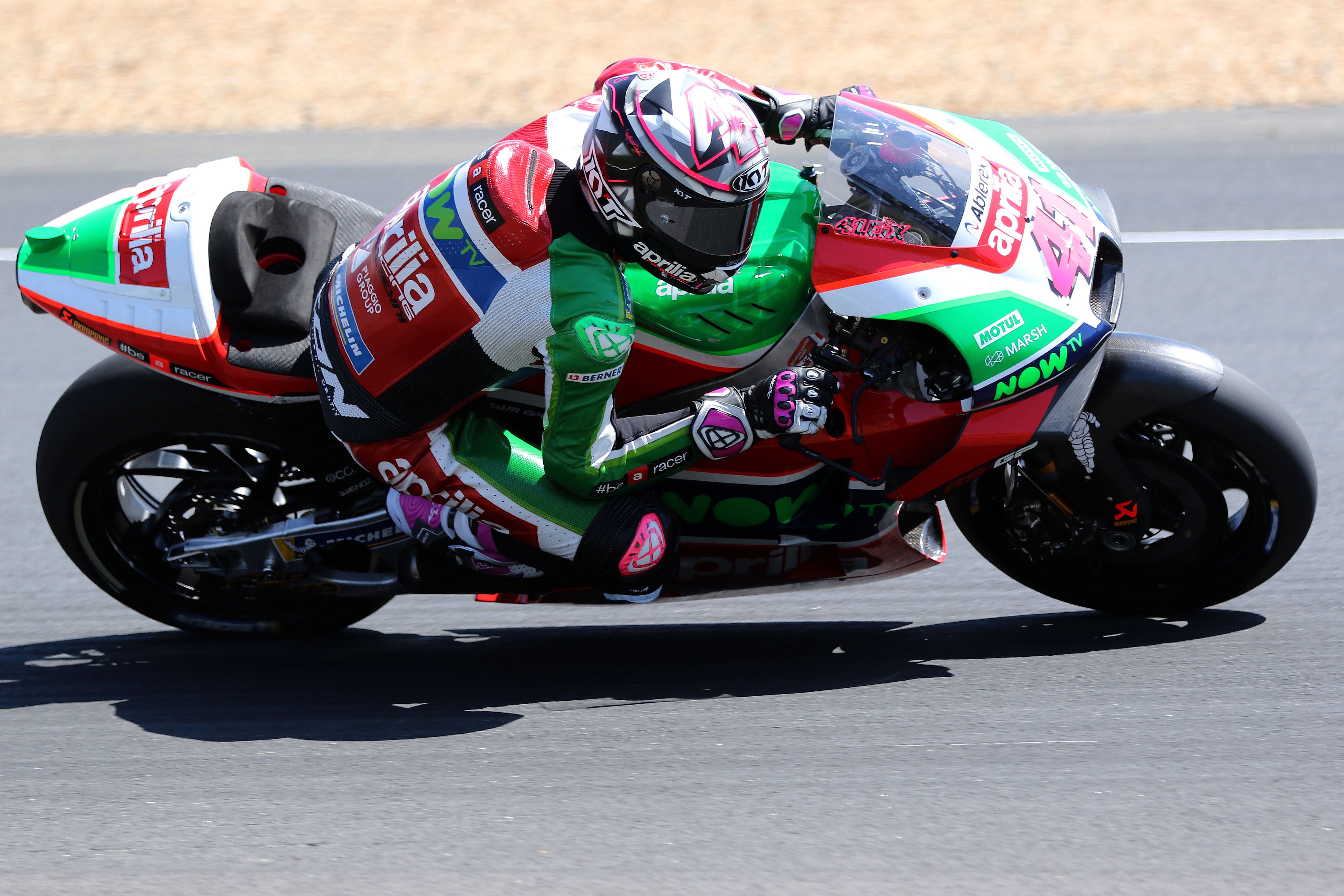 Aleix Espargaró sufre un "traumatismo torácico" por una dura caída y no correrá en Sachsenring Aleix Espargaró sufre un "traumatismo torácico" por una dura caída y no correrá en Sachsenring