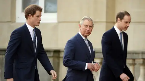 El príncipe Carlos de Inglaterra y sus hijos, los príncipes Harry y Guillermo