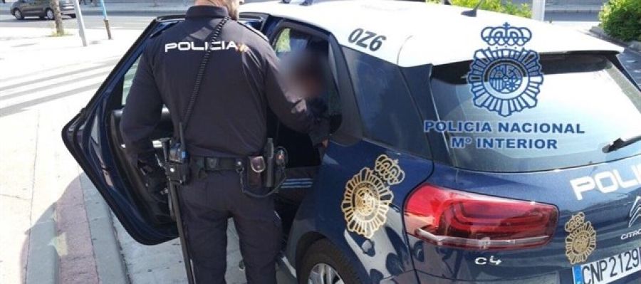 En la imagen un coche de policía En la imagen un coche de policía