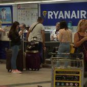 Ryanair amenaza con despidos y con reducir vuelos invernales si continúan las huelgas