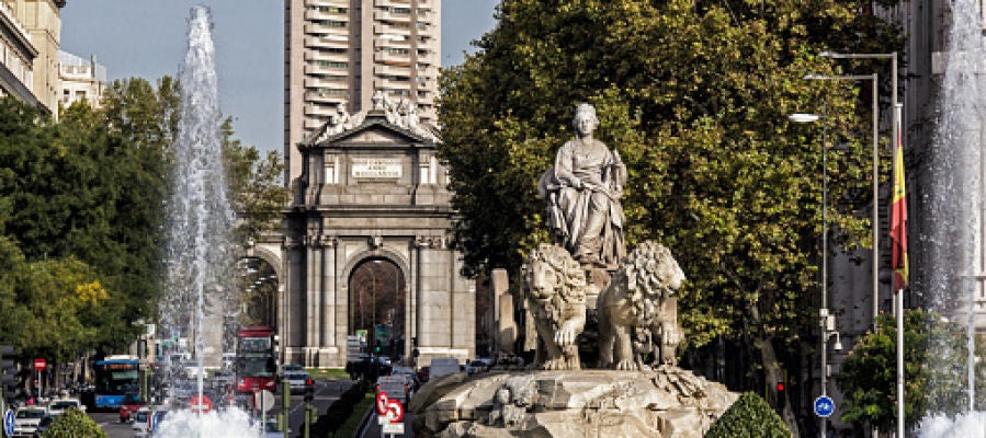 Cibeles con la Puerta de Alcalá al fondo Cibeles con la Puerta de Alcalá al fondo