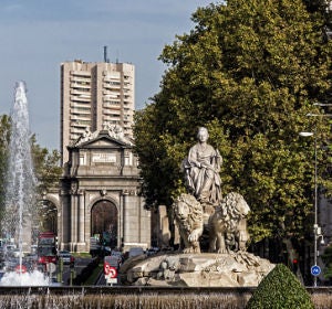 Cibeles con la Puerta de Alcalá al fondo Cibeles con la Puerta de Alcalá al fondo
