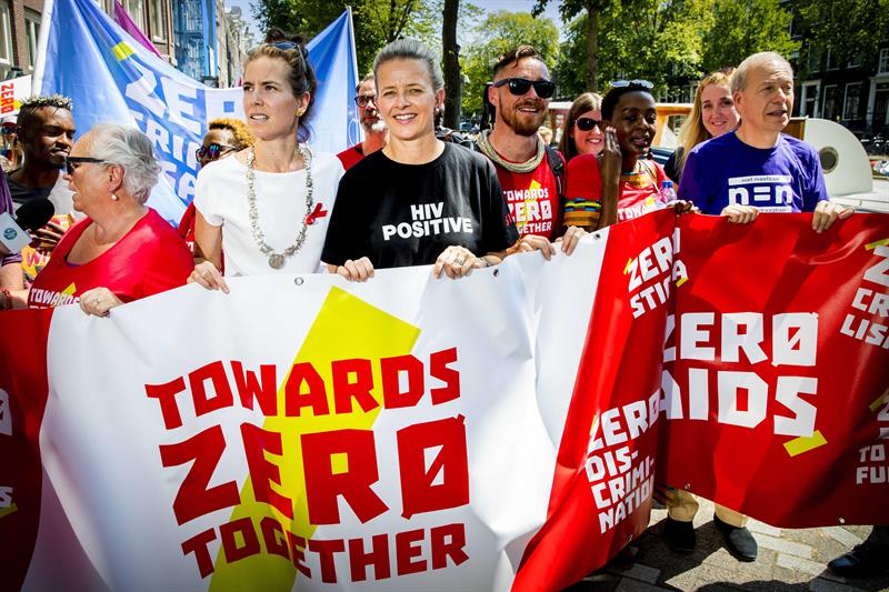 Miles de activistas denuncian en Ámsterdam obstáculos a la lucha contra el SIDA Miles de activistas denuncian en Ámsterdam obstáculos a la lucha contra el SIDA
