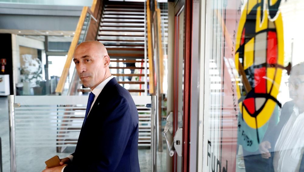 Luis Rubiales afirma que Rienda "está mal asesorada" y que no "actúa igual con la RFEF que con LaLiga" Luis Rubiales afirma que Rienda "está mal asesorada" y que no "actúa igual con la RFEF que con LaLiga"