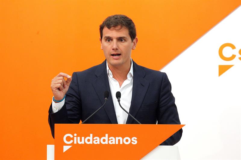 Rivera, sobre el viaje de Sánchez al FIB: "Si ir de concierto es agenda cultural, ¿ir de tapas es agenda gastronómica?" Rivera, sobre el viaje de Sánchez al FIB: "Si ir de concierto es agenda cultural, ¿ir de tapas es agenda gastronómica?"