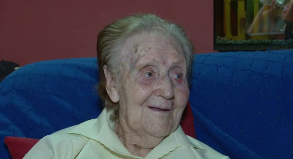 Eulalia, la anciana de 98 años, recupera su casa: el okupa dejó las llaves de la vivienda tras la intervención de la empresa 'Desokupa' Eulalia, la anciana de 98 años, recupera su casa: el okupa dejó las llaves de la vivienda tras la intervención de la empresa 'Desokupa'