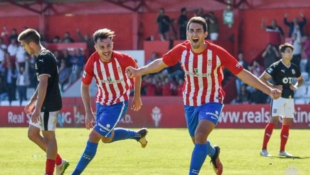 Claudio Medina celebra un gol en El Mareo junto a un ex compañero