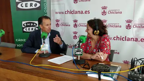 José María Román, alcalde de Chiclana de la Frontera Hoy emitimos un magacín especial desde el Ayuntamiento de Chiclana para toda la red de emisoras de Onda Cero en la provincia de Cádiz. El alcalde José María Román, así como la delegada de Turismo y Urbanisno Ana González nos cuentan cómo está yendo el verano y nos detallan las excelencias de tan bella ciudad costera. Además acompañamos el programa con artistas de la talla de Nina Alemania, Marta Soto y Gonzalo Hermida, que son parte del espectacular cartel del Concert Music Festival Sancti Petri, que se está celebrando a lo largo de este verano en Chiclana.