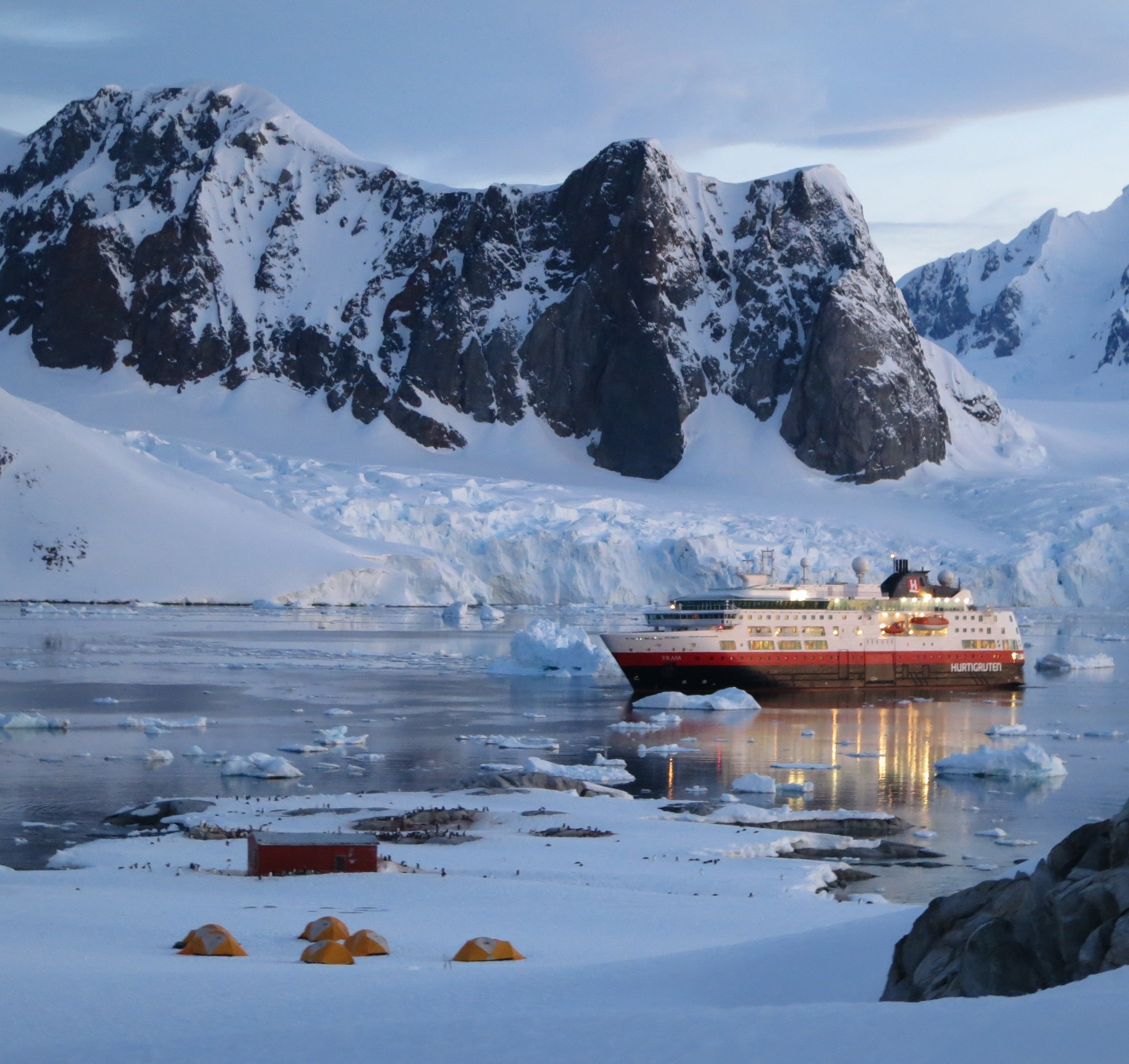 Experts espanyols i canadencs uneixen forces per crear un observatori submarí a l'Antàrtida Experts espanyols i canadencs uneixen forces per crear un observatori submarí a l'Antàrtida