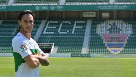 Juan Cruz viste la el&aacute;stica franjiverde en el c&eacute;sped del Mart&iacute;nez Valero