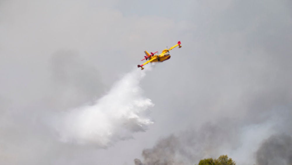 Un avión anfibio realiza labores de extinción del fuego