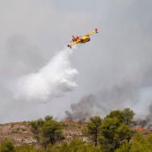 Un avión anfibio realiza labores de extinción del fuego