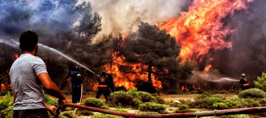 Varios bomberos y voluntarios luchan contra las llamas en un incendio en Verori, cerca de la ciudad de Loutraki (Grecia) Varios bomberos y voluntarios luchan contra las llamas en un incendio en Verori, cerca de la ciudad de Loutraki (Grecia)