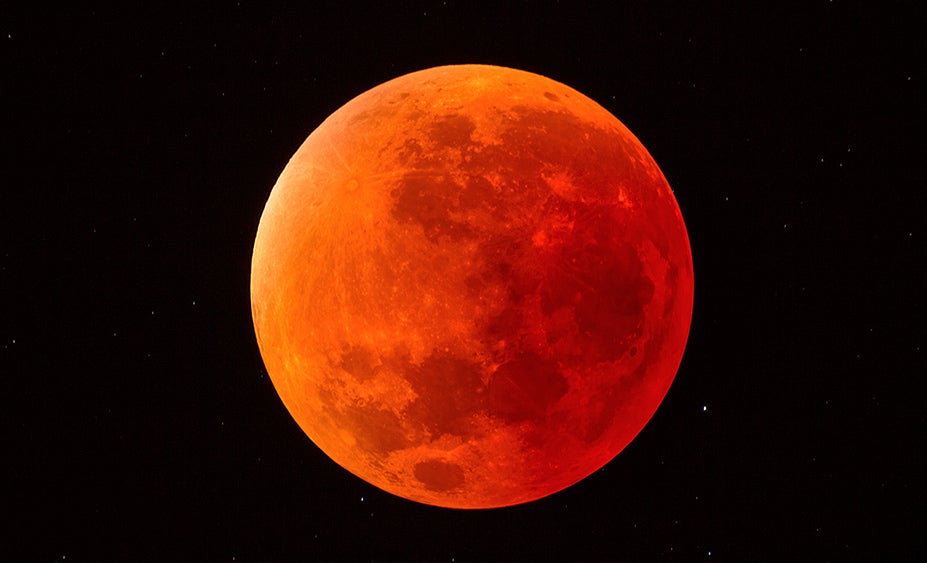 Así se ha vivido el eclipse de luna más largo del siglo Así se ha vivido el eclipse de luna más largo del siglo