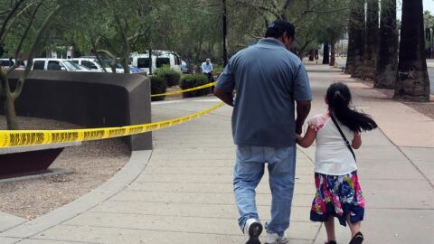 Un hombre camina junto a su hija tras salir de una cita en la Oficina de Control de Inmigraci&oacute;n y Aduanas 
